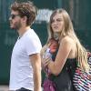 Exclusif - Emile Hirsch, jeune papa, marche accompagné d'une jeune femme dont il est séparé, avec leur petit garçon Valor, né il y a 7 jours, à Melbourne en Floride le 2 Novembre 2013.