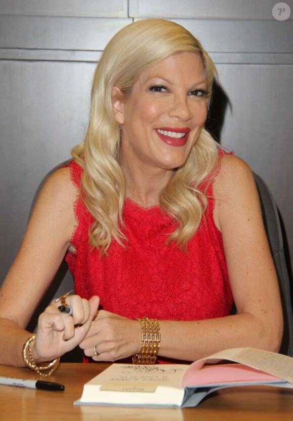 Tori Spelling fait la dédicace de son nouveau livre "Spelling It Like It Is" à la librairie "Barnes & Noble" à Hollywood, le 9 novembre 2013.