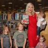 Tori Spelling, accompagnée de son mari Dean McDermott, et de leurs enfants Stella McDermott, Liam McDermott, Hattie McDermott, Finn McDermott, fait la dédicace de son nouveau livre "Spelling It Like It Is" à la librairie "Barnes & Noble" à Hollywood, le 9 novembre 2013.