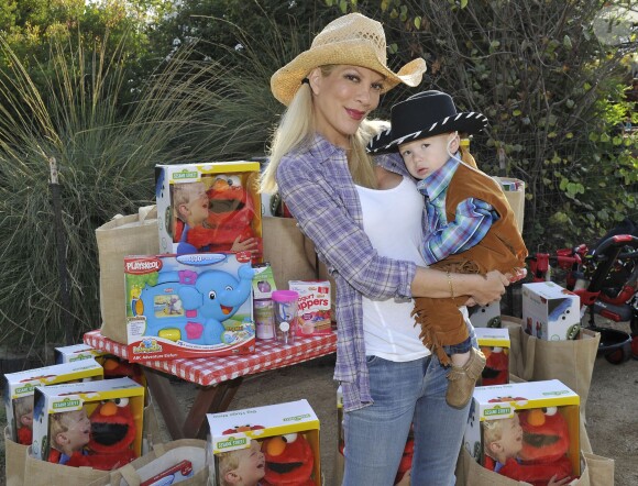 Tori Spelling avec son fils Finn à Underwood Farms. Los Angeles, le 8 novembre 2013.