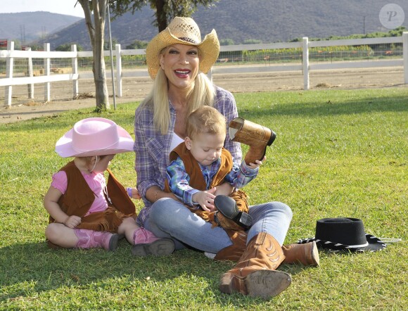 Tori Spelling fête le premier anniversaire de son fils Finn et les deux ans de sa fille Hattie à Underwood Farms, Los Angeles, le 3 novembre 2013.