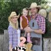 Tori Spelling et Dean McDermott fête le premier anniversaire de leur fils Finn et les deux ans de leur fille Hattie à Underwood Farms. Los Angeles, le 8 novembre 2013.