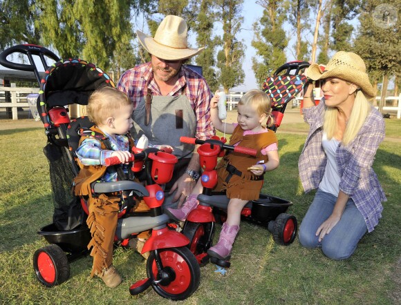 Tori Spelling et Dean McDermott fêtent le premier anniversaire de leur fils Finn et les deux ans de leur fille Hattie à Underwood Farms. Los Angeles, le 8 novembre 2013.