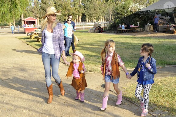 Tori Spelling et Dean McDermott fêtent le premier anniversaire de leur fils Finn et les deux ans de leur fille Hattie à Underwood Farms. Los Angeles, le 8 novembre 2013.