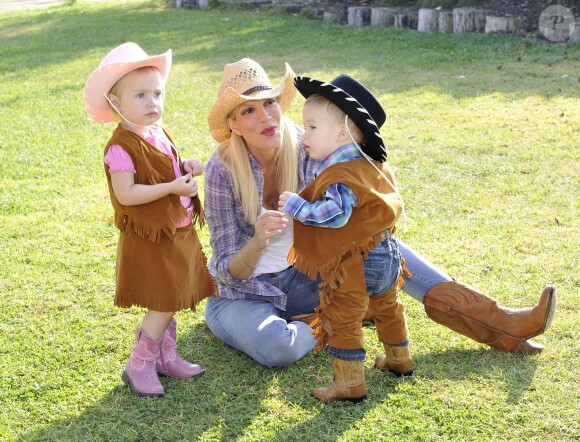 Tori Spelling et Dean McDermott fêtent le premier anniversaire de leur fils Finn et les deux ans de leur fille Hattie à Underwood Farms. Los Angeles, le 8 novembre 2013.