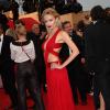 Natasha Poly splendide en rouge à la montée des marches du Festival de Cannes en 2012