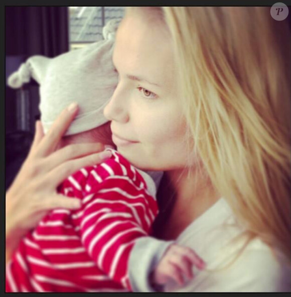 Natasha Poly prend la pose avec son bébé. Photo postée sur la page Facebook du mannequin.