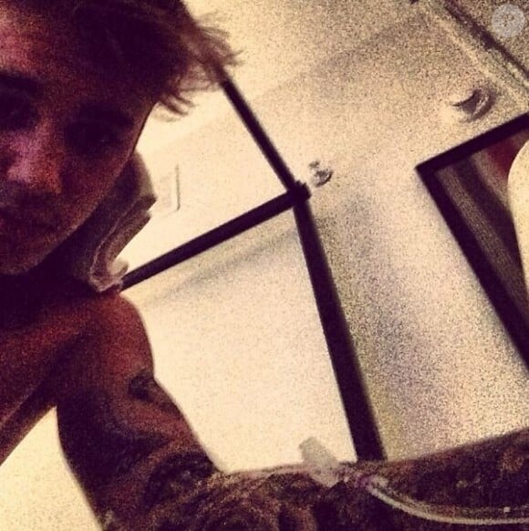 Justin Bieber prend la pose avec une perfusion, sur Instagram, le 11 novembre 2013.