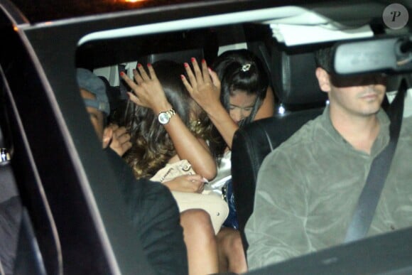 Justin Bieber, caché, dans sa voiture avec deux prostitués, à Rio de Janeiro, au Brésil, le 1er novembre 2013.