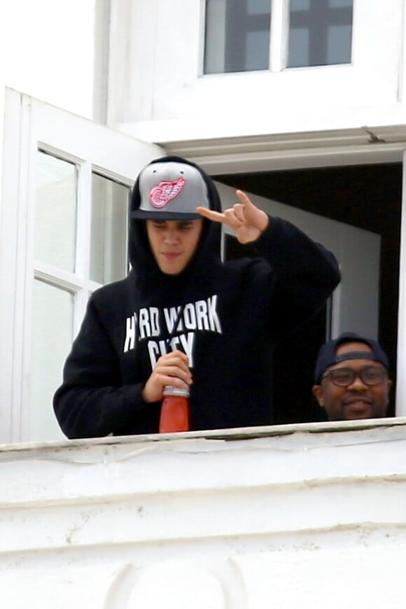 Justin Bieber salue ses fans sur le balcon de son hôtel à Rio de Janeiro, au Bresil, le 1er novembre 2013.