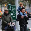 Orlando Bloom se promène dans le quartier de Tribeca avec son père Colin Stone et son fils Flynn. New York, le 11 novembre 2013.