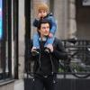 Orlando Bloom et son fils Flynn se promènent dans le quartier de Tribeca. New York, le 11 novembre 2013.