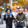 Orlando Bloom se promène dans le quartier de Tribeca avec son père Colin Stone et son fils Flynn. New York, le 11 novembre 2013.