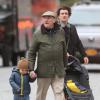 Réunion de famille pour Orlando Bloom, surpris dans le quartier de Tribeca avec son père Colin Stone et son fils Flynn. New York, le 11 novembre 2013.