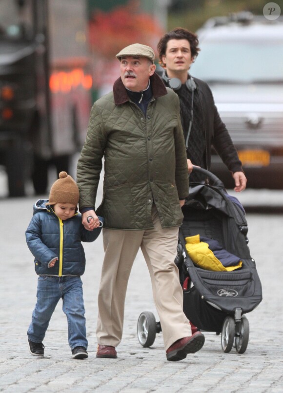 Réunion de famille pour Orlando Bloom, surpris dans le quartier de Tribeca avec son père Colin Stone et son fils Flynn. New York, le 11 novembre 2013.