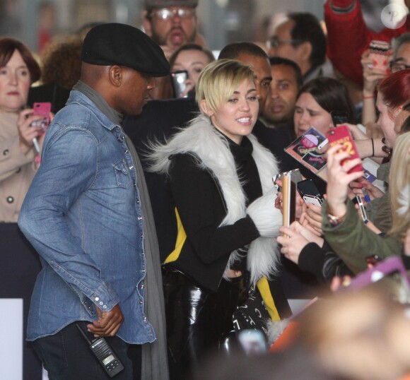 Miley Cyrus quitte les studios de la BBC Radio 1 à Londres, le 12 novembre 2013.
