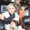 Miley Cyrus quitte les studios de la BBC Radio 1 à Londres, en n'oubliant pas de saluer et de poser avec ses fans qui l'attendaient à la sortie. Le 12 novembre 2013.