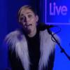 Miley Cyrus a repris Summertime Sadness de Lana Del Rey dans l'émission Live Lounge de BBC Radio 1, le 12 novembre 2013.