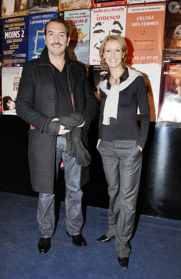 Alexandra Lamy et Jean Dujardin lors de la présentation de leur pièce Deux sur la balançoire à Paris le 5 janvier 2006
