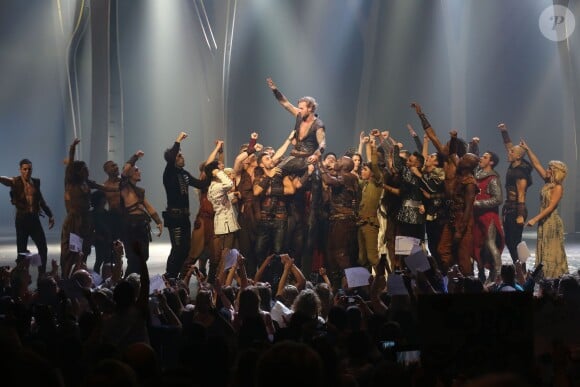 Exclusif - M. Pokora et la troupe de la comédie musicale "Robin des Bois", au Palais des Congrès, à Paris, le 26 septembre 2013.