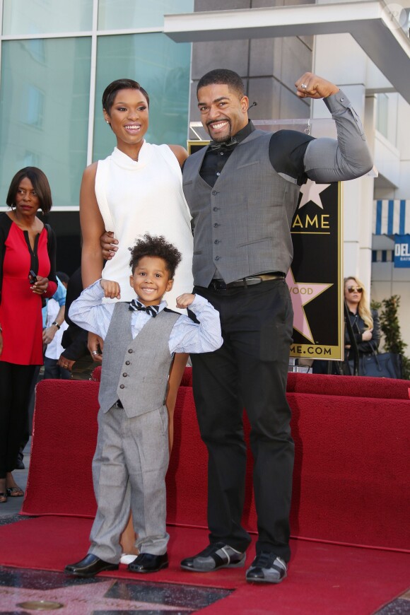 Jennifer Hudson, David Otunga et leur fils David Jr sur le Hollywood Walk of Fame à Los Angeles, le 13 novembre 2013.