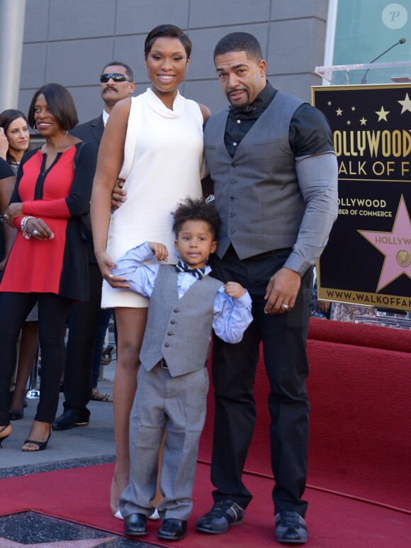 Jennifer Hudson, David Otunga avec leur fils David sur le Hollywood Walk of Fame à Los Angeles, le 13 novembre 2013.