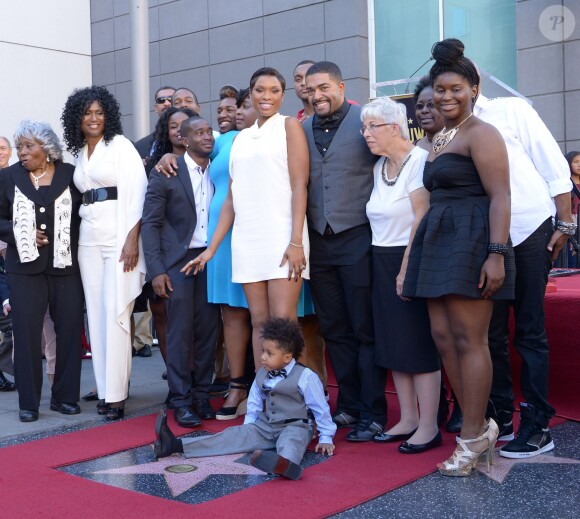Jennifer Hudson avec ses proches et son fiancé, David Otunga, son fils David Otunga Jr sur le Hollywood Walk of Fame à Los Angeles, le 13 novembre 2013.
