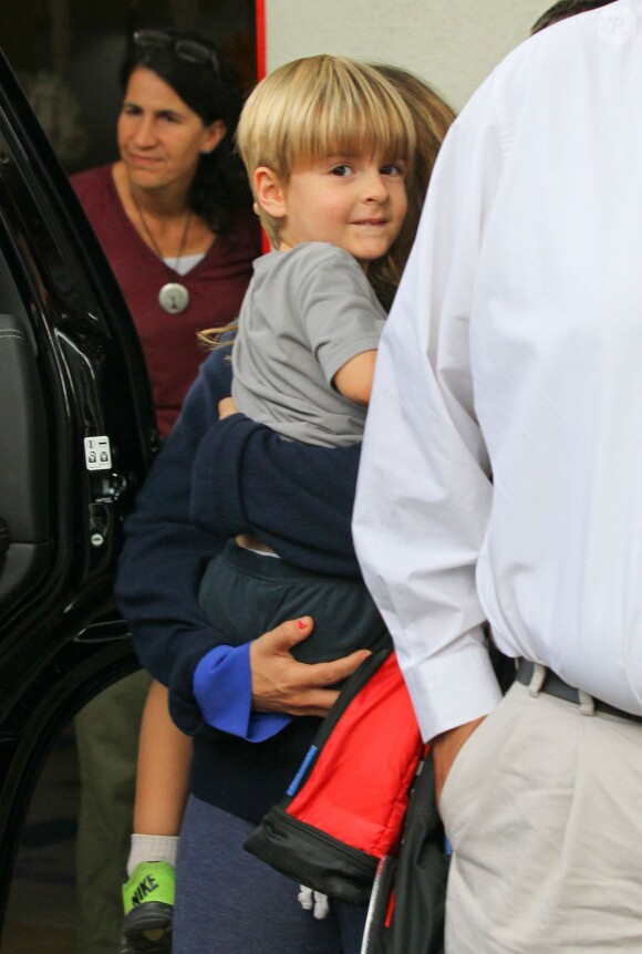 Brooke Mueller (l'ex femme de Charlie Sheen) va chercher ses enfants Bob et Max à l'école à Los Angeles, le 12 novembre 2013.