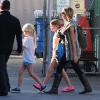 Denise Richards avec ses filles Sam et Lola à Los Angeles, le 6 novembre 2013.