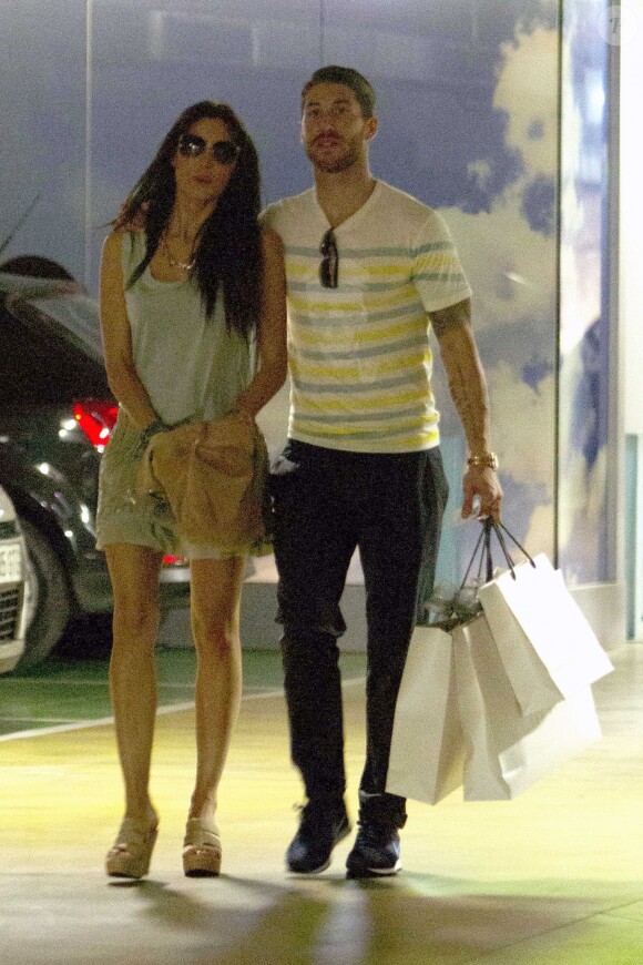 Sergio Ramos et sa compagne Pilar Rubio à Madrid le 2 juillet 2013.