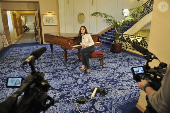 Exclusif - L'actrice italienne Caterina Murino à l'hôtel de Paris le 26 mars 2013 durant le tournage du documentaire produit par Cyril Viguier qui sera diffusé sur France 3 à la fin de l'année 2013