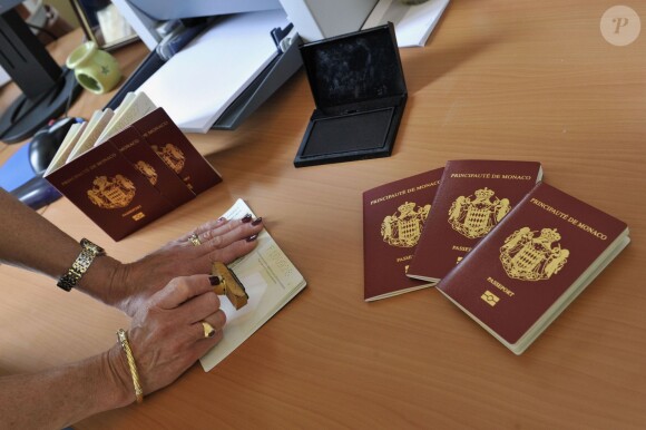 Exclusif - Une étape de la fabrication du passport monégasque que l'on decouvrira dans le documentaire sur la Principauté produit par Cyril Viguier et diffusé sur France 3 fin 2013.