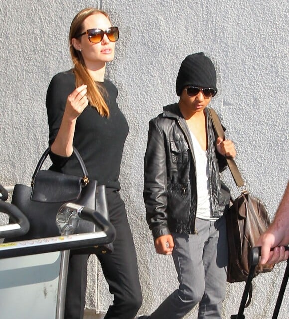 Angelina Jolie et son fils Maddox à l'aéroport de Los Angeles le 15 août 2013