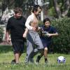 Maddox et Pax, les enfants de Brad Pitt et Angelina Jolie, jouant au football avec des amis à Burbank, le 23 mars 2013
