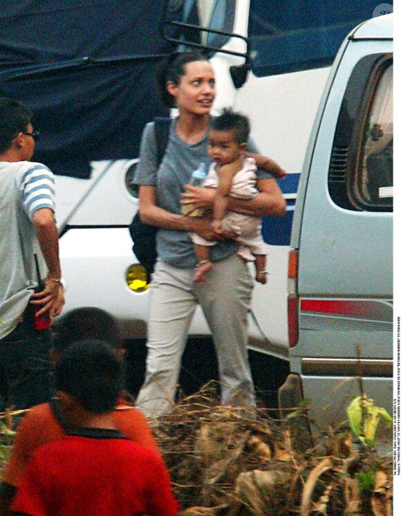 Angelina Jolie et son fils Maddox en Thaïlande le 23 avril 2002