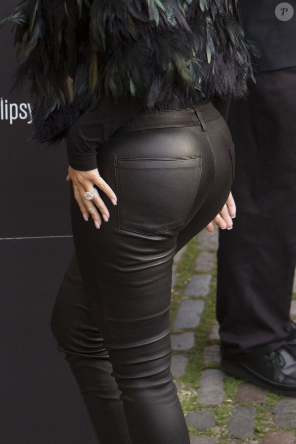 La plantureuse Khloé Kardashian porte son alliance lors du lancement de la nouvelle Kardashian Kollection for Lipsy à Londres. Le 15 novembre 2013.