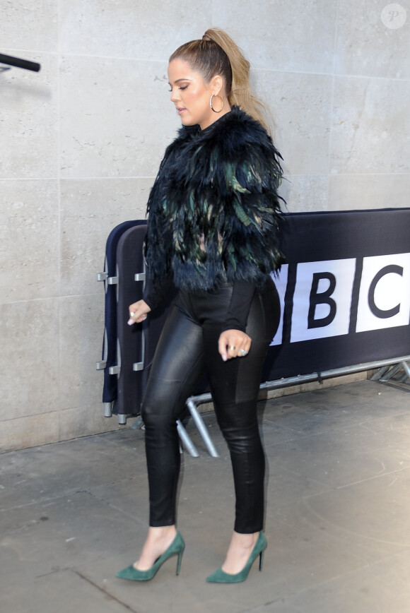 Khloé Kardashian quitte les studios de la BBC Radio 1à Londres, le 15 novembre 2013.