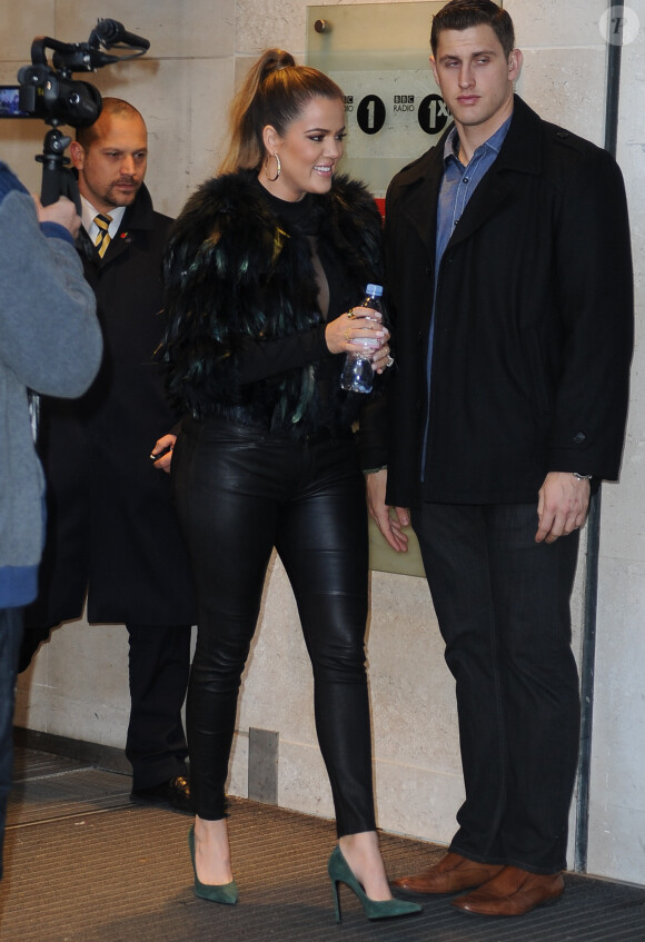Khloé Kardashian quitte les studios de la BBC Radio 1 à Londres, le 15 novembre 2013.