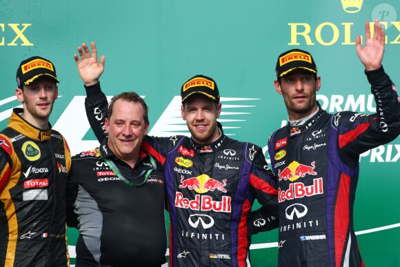 Romain Grosjean, Sebastian Vettel, Mark Webber et l'ingénieur de chez Red Bull lors du podium du Grand Prix des Etats-Unis, à Austin le 17 novembre 2013