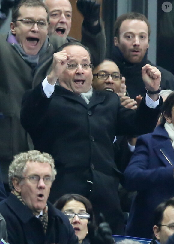 François Hollande lors de la victoire de l'équipe de France sur l'Ukraine (3-0) qui lui offre la qualification au mondial 2014 au Brésil, le 19 novembre 2013 au Stade de France à Saint-Denis, entouré de Valérie Fourneyron, Thierry Rey et Claude Sérillon