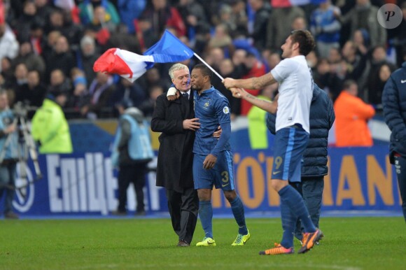Didier Deschamps et Patrice Evra après la victoire de l'équipe de France sur l'Ukraine (3-0) qui lui offre la qualification au mondial 2014 au Brésil, le 19 novembre 2013 au Stade de France à Saint-Denis