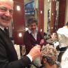 Cyril Hanouna se fait faire une décoloration par le coiffeur Franck Provost pour honorer son pari, le mercredi 20 novembre 2013 à Paris.