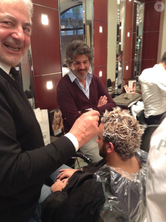 Cyril Hanouna se fait faire une décoloration par le coiffeur Franck Provost pour honorer son pari, le mercredi 20 novembre 2013 à Paris.