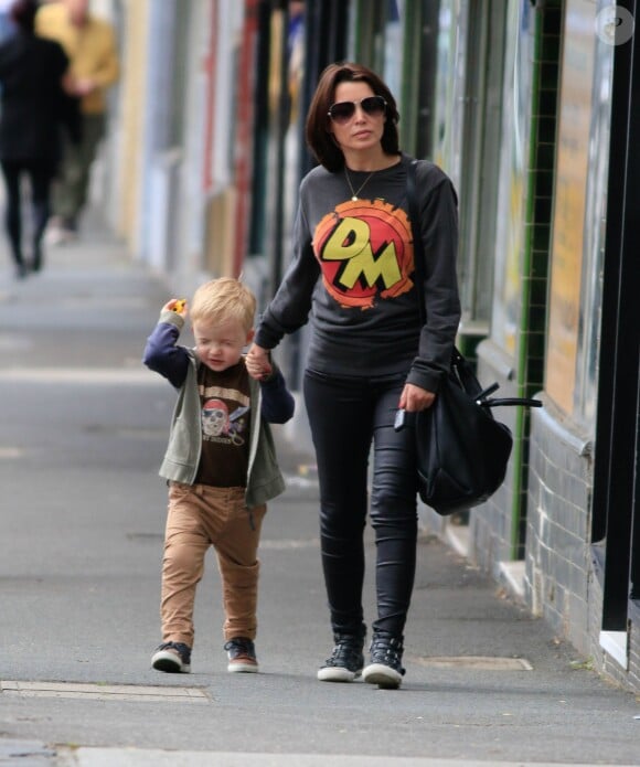 Dannii Minogue avec son fils Ethan dans les rues de Melbourne, le 16 novembre 2013.