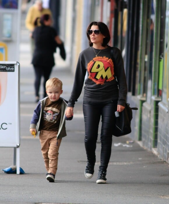 Dannii Minogue et son fils Ethan se promènent à Melbourne, le 16 novembre 2013.