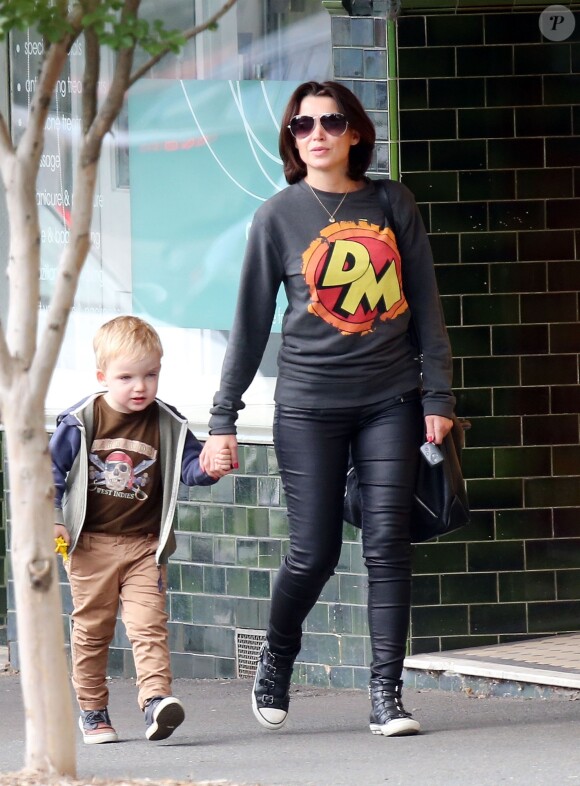 Dannii Minogue et son fils Ethan dans les rues Melbourne, le 16 novembre 2013.