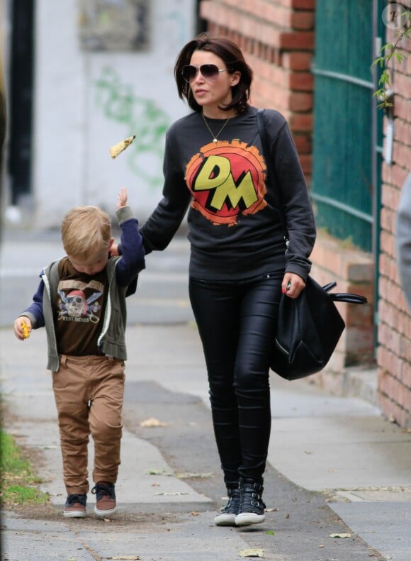 Dannii Minogue et son fils Ethan dans les rues Melbourne, le 16 novembre 2013.