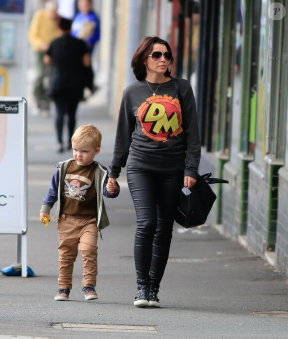 Dannii Minogue et son fils Ethan dans les rues Melbourne, le 16 novembre 2013.