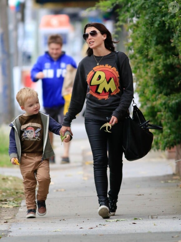 Dannii Minogue et son fils Ethan dans les rues Melbourne, le 16 novembre 2013.