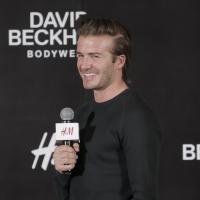 David Beckham : Icône sexy et virile pour Belstaff, souriant en Chine pour H&M